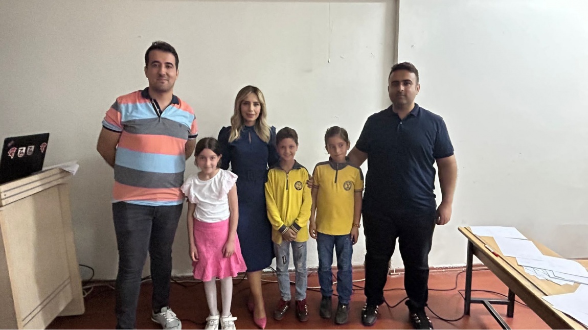 3.Sınıflar Arası Bilgi Yarışmasında Şampiyon Olan 3/E Sınıfı Öğrencilerini ve  Öğretmenimiz Hacı ERDEM'i  Tebrik Ediyoruz.